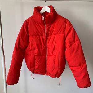 Röd jacka från H&M i storlek 34❤️ Tryck på KÖP NU för att den ska bli din direkt🌸