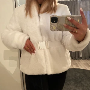 Aim’n fluff jacka - Säljer min fina fluffiga jacka ifrån Aim’n, köpt förra vintern och den har inte kommit till användning så den är i ett bra skick! Älskar den!  Nypris:1000kr