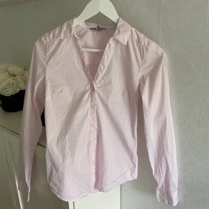Ljusrosa skjorta - Ljusrosa skjorta från H&M i strl 32. Fint skick. Kan skicka fler bilder🤍 Köpare står för frakt