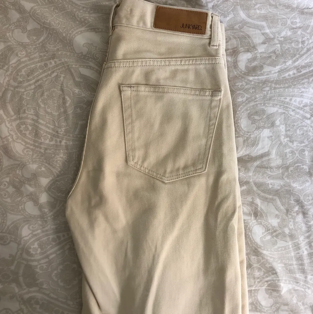 Jeans från junkyard, 9/10 skick🤍 Säljer då de inte kommer till användning längre. Storlek 27 men uppsydda ca 2 cm och lite fläckig längst ner på benet (sista bilden). Jeans & Byxor.