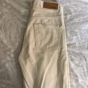 Jeans från junkyard, 9/10 skick🤍 Säljer då de inte kommer till användning längre. Storlek 27 men uppsydda ca 2 cm och lite fläckig längst ner på benet (sista bilden)