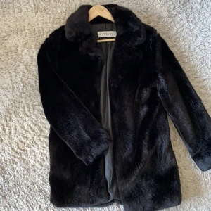 Fuskpälsjacka, Ivyrevel storlek 34 - Jag säljer min fuskpälsjacka som jag bara använt två gånger, jag fick den i present men var inte precis min storlek. Pälsen är ov hög kvalitet och den är fortfarande i perfekt stick. 
