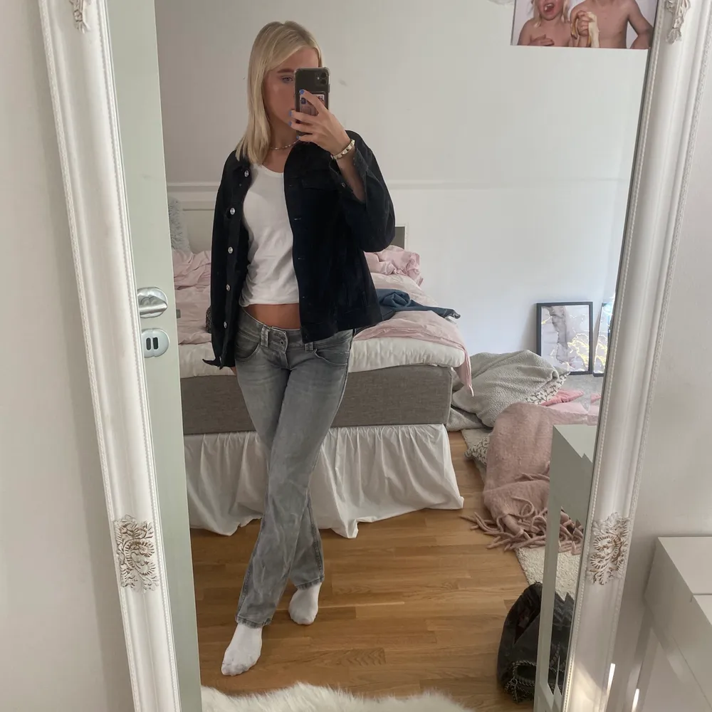 Säljer mina fina lågmidjade gråa byxor från Zalando i stl 34. (26x30) Sitter superbra och är skitsnygga 🌸🌸💕  Köpa för ca 800kr. Jeans & Byxor.