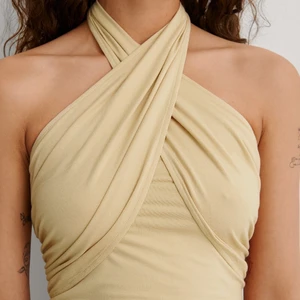 Beige topp - Säljer nu min fina beiga topp från nakd. Säljer den på grund av att den aldrig används. Den är som i nytt skick, och den är en xxs men passar även en xs, s och m.