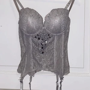 Korsett med diamanter - Jätte vacker smyckad korsett.