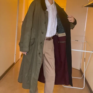 Militärkappa  - Cool militärgrön kappa köpt second hand, rolig att ha om man vill se ut som militär från tiden innan atombomberna