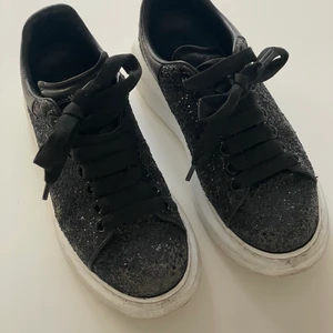 Alexander Mcqueen sneakers stl 37 - Supercoola Sneakers fr Alexander Mcqueen Svarta glitter Orginella Fräscha!