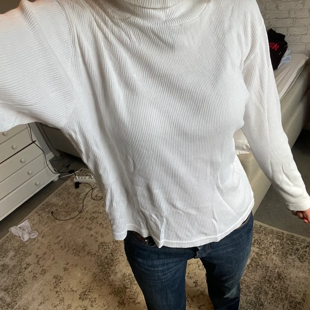 En vit lös crewneck tröja, har ett hål i ena axeln men kan sys ihop lätt!🤍. Tröjor & Koftor.