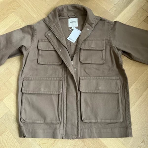 Slutsåld Monki jacka i strl XS - Snygg och trendig jacka men som tyvärr var för kort i ärmarna på mig som är väldigt lång. Beige och oversized i modellen. Köparen betalar frakt 💓💓