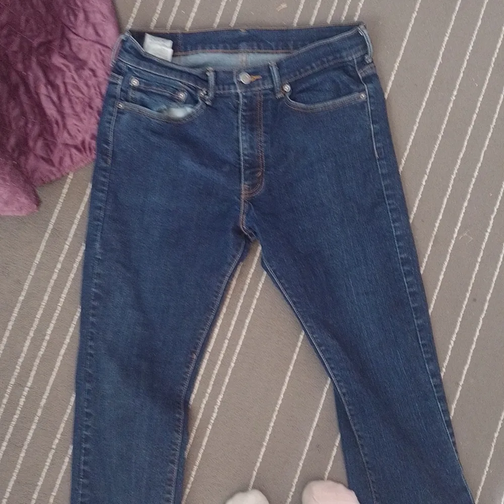 Levis jeans i midjan är det w.34 och längd 32. Jag säljer dom pga viktnedgång så nu ligger dom bara. Jätte fina på för den kurviga kroppen men kan även passa en storlek 30 i midjan då den är lite mindre i storlek . Jeans & Byxor.