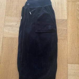 Svarta juicy couture  - Jätte sköna juicy couture byxor. Nya modellen. Andvänt 1 gång så är som helt nya 