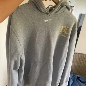 Nike Hoodie Vintage - Vintage Nike hoodie med Nike loggan i mitten vilket gör den ganska eftersökt, tröjan är i size M och är i väldigt bra skick och är inte använd alls mycket. Ingen aning vad jag ska lägga ut den för så skriv gärna och kommentera bud. (Kan såklart posta)
