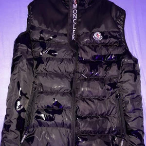 Moncler väst  - Jag har fått en Moncler väst men tyvärr passade den it mig. Den är inte äkta och har storleken M