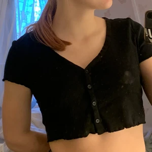 Tröja - En svart magtröja från hm som går att knäppa upp om man vill. Kom inte till användning så därför säljs den