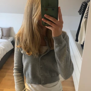 Brandy Melville tröja - Söt Brandy Melville tröja/kofta! Nästan oanvänd, mycket bra skick💗 Säljer då ja inte får användning för den! Storleken står inte i men den är antagligen xxs- xs skulle jag tro💓 Frakten hamnar på 29kr och är inräknat i priset:)