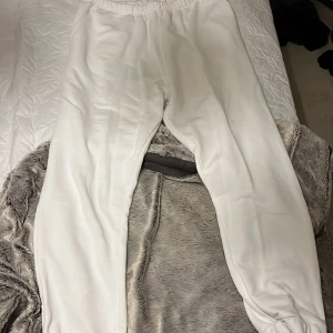 Vita mjukisbyxor  - Små i storleken Väldigt små i storleken Cl men passar M/L  Ny pris 150 kr  Köparen står för frakt 