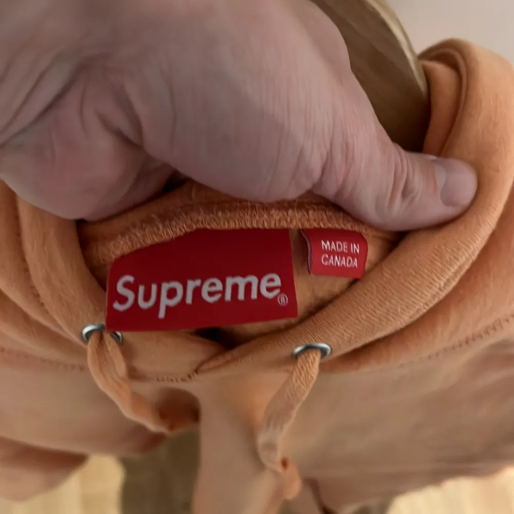 Supreme hoodie, tryck på luvan se bild. Hoodies.