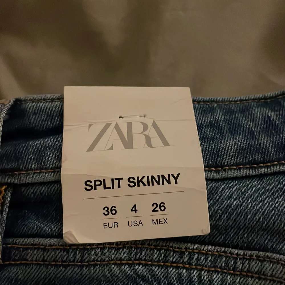Säljer dessa slutsålda jeans från Zara i modellen ”split skinny”. Köpte här på plick men dom passade inte mig tyvärr. Storlek 36 och aldrig använda, endast provade🫶🏼. Jeans & Byxor.
