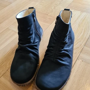 El Naturalista skor stövletter Nido strl 40 - Skor/stövletter från El Naturalista. Modell Nido. Svarta.  Strl 40. Mycket fint skick. Dragkedjans längd: ca 11 cm.