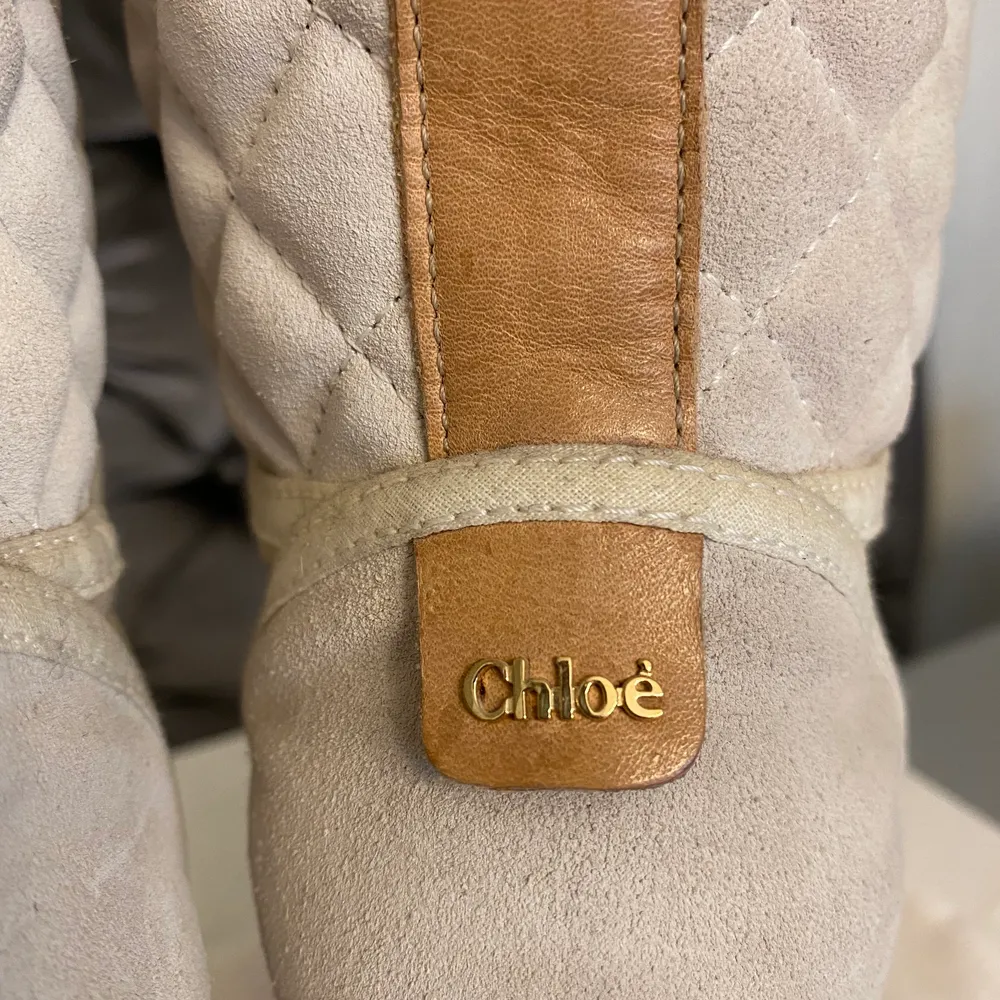 Ljus-Beiga Chloé Kasia Suede & Canvas Wedge Sneakers. I bra skick. Box medförs tillsammans med skopåse. . Skor.