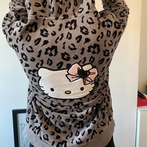 Hello kitty zipup hoodie - Säljer denna hello kitty zipup hoodien för den är inte min stil längre då jag inte får någon användning för den. Köpte för 150 kr. Inga hål eller lösa trådar. Hello Kitty texten sitter vid vänstra bröstet. Kontakta gärna vid frågor eller vid fler bilder<3 Köparen står för frakten💕