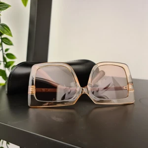 Solglasögon  - Aldrig använda, 150 kr. Köpare står för frakt. Kan mötas upp också, i Borlänge 