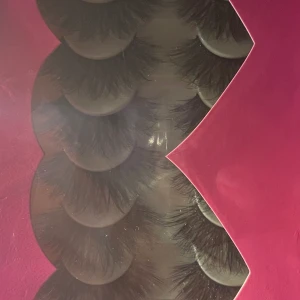 Lösögonfransar oanvänd  - Jag säljer oanvänd lösögonfransar jag beställde fel fransar. Dom oanvänd inte heller öppnade. Dom är helt nya. Dom finns super fint sick. Jag ingen användning för dom. Bättre sälja dom. Frakt står köper för själv.