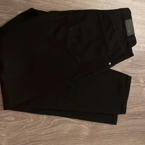 Jeans - Svarta mom-jeans från Gina Tricot i modellen Dagny. Strl- 36/S 