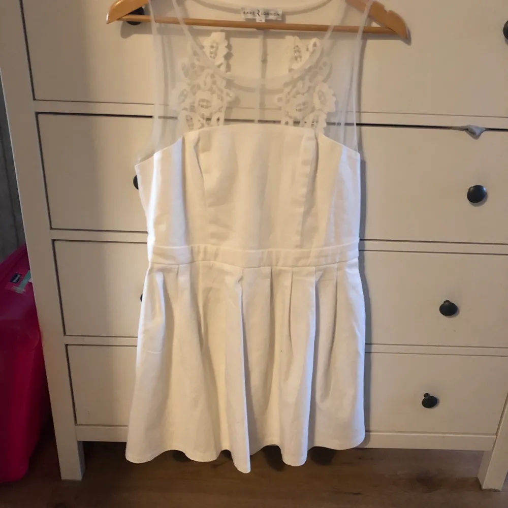 Säljer denna underbara vita klänning då jag aldrig använt den o den aldrig kommer till användning. Superfin att ha till tex studenten. Storlek XXL men passar även L och M. Säljes för 100kr + frakt.. Klänningar.