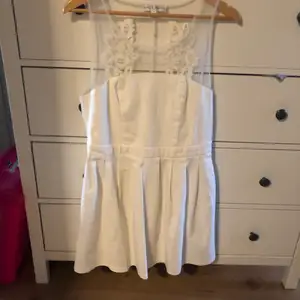 Säljer denna underbara vita klänning då jag aldrig använt den o den aldrig kommer till användning. Superfin att ha till tex studenten. Storlek XXL men passar även L och M. Säljes för 100kr + frakt.