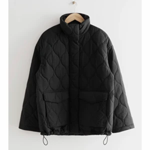 Jacka från &other stories - Säljer pga att den har blivit för stor. Har inte använt så mycket, jätte bra skick fortfarande.