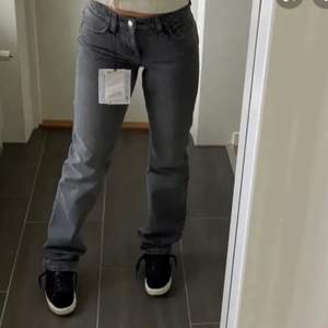 Säljer dessa trendiga Zara jeans som tyvärr blivit för små för mig. Fint skick, går inte längre att köpa i butik🌸 Strl 38 men skulle säga att de är ganska små i storleken! Första och andra bilden är lånade. Tredje är mina🥰 Skriv för fler egna bilder! KÖP DIREKT FÖR 500