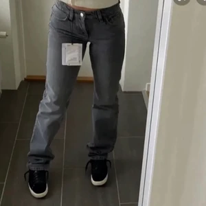 Lowwaist Zara jeans - Säljer dessa trendiga Zara jeans som tyvärr blivit för små för mig. Fint skick, går inte längre att köpa i butik🌸 Strl 38 men skulle säga att de är ganska små i storleken! Första och andra bilden är lånade. Tredje är mina🥰 Skriv för fler egna bilder! KÖP DIREKT FÖR 500