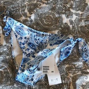 Bikini - Bikiniunderdel, överdelen finns också. Helt ny, prislappen är kvar💓 storlek 34 men passar även 36 skulle jag säga.