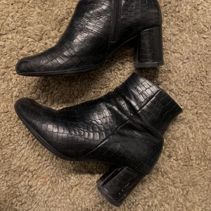 Stövletter - Fina och bekväma stövletter i storlek 38. En liten repa i ytan, se bild