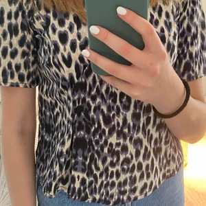 Leopardmönstrad blus - Säljer denna leopardmönstrade blusen från ASOS💗 Endast använd en gång. Luftig och skön🤩 Fin till sommaren. Storlek xs