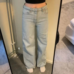 Weekday jeans - Säljer mina weekday jeans i stylen ace då dom tyvärr blivit för stora. Dom är knappt använda och det finns inga täcken på användning. Jag är 168 och för mig är dom ner till marken. Köparen står för leveransen. Hör gärna av er med frågor eller för fler bilder!
