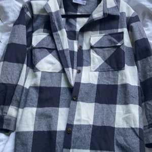 Snygg vårjacka/skjorta - Snygg jacka som Sitter bra och går precis över rumpan så den inte blir för kort. Själv tycker jag att den ser ut precis som en vanlig jacka med nästan samma material. (kanske lite tunnare då det också används som skjorta)💕