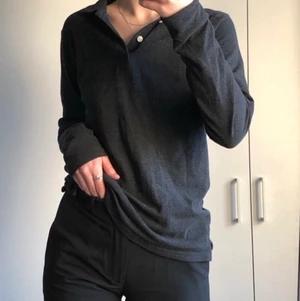 Rugbytröja!  - Mörkgrå rugbytröja i väldigt fint skick. Använd sparsamt och redo att få ett nytt hem. Hör av er om ni undrar något!💃🏼