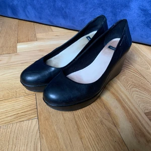 Vagabond platå-klackskor  - Fina vagabondklackar, använda men i väldigt bra skick. Storlek 37, äkta skinn, luktfria.  