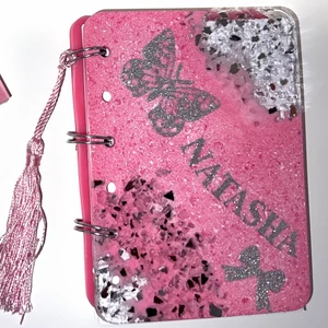 Epoxi  - Set Kalender + nyckelring + bokmärke med namnet på olika färger och designer. Pris 220kr (frakt ej ingår)