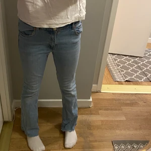 Zara jeans - Säljer mina blå zara jeans i slk 11-12/152cm. Super snygga i jättebra skick men säljs pga att de är lite tajta å korta på mig 😍 skriv privat för flera bilder!  