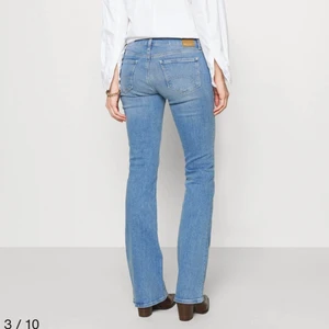 Mavi Jeans - Super snygga populära jeans från Mavi som är slutsålda, knappt använda och säljer då jag har ett par andra lika💕💕 kom privat för fler frågor och funderingar 💓 ny pris 719kr! Kom privat för egna bilder!!