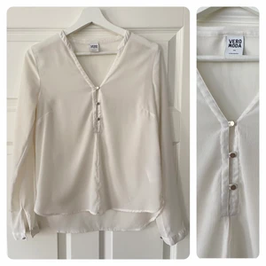 Blus - Vit, genomskinlig blus fr. Vero Moda, strl. XS. 