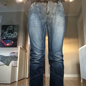 Jeans  - Dessa lågmidjade jeans hittade jag på second hand för nåt år sedan. Säljer pga att de har blivit för små. Vet inte vilket märke det är. Kontakta vid mer frågor.