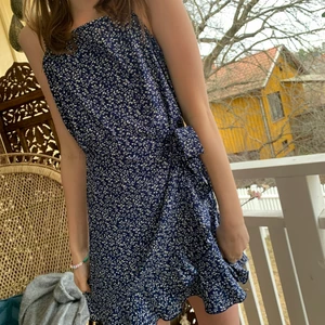 Blommig boho klänning<33 - Från Shein, tror slutsåld och i bra skick.🌸 super fin som kjol också om man vill ha en tjocktröja över elr annan tröja(på andra bilden). 