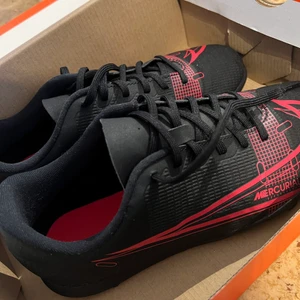 Nike fotbollsskor  - använt den bara en gång, ser ny ut, ser inte ens använd ut säljer för  jag  spelar inte  fotboll💀