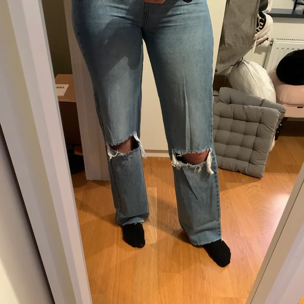 Säjer dessa skitsnygga jeans från stradivarius!! Tyvärr har dem blivit för små för mig i midjan. Så otroligt sköna på och sitter som en smäck på mig som är 176cm😍. Jeans & Byxor.