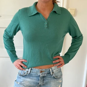 Turkos/grön stickad piké - Turkos/grön stickad piké. Aldrig använd. Jättefin nu till våren. Herrstorlek 44 men skulle säga att det motsvarar än S i dam. Köparen står för frakten. Hör av dig om du är intresserad!💓