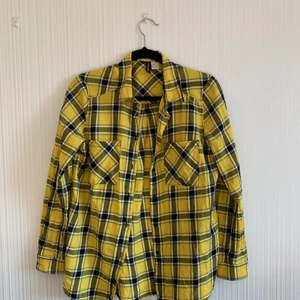 Skjorta - Gul-/svartrutig skjorta från hm. Tunt material, inte flanell 